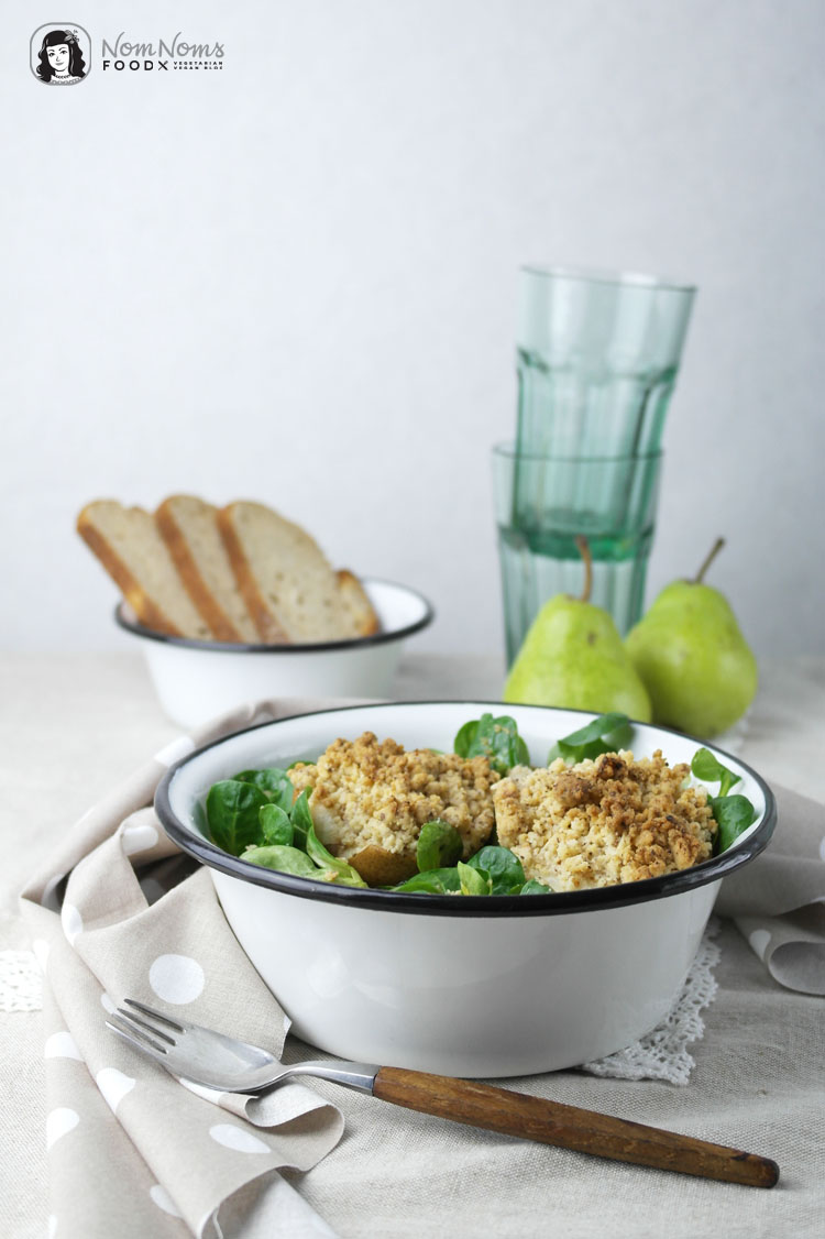 Feldsalat mit gebackener Birne | Kochbuch: Biokiste vegan / mache with baked pear