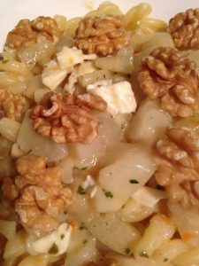 pasta in a pear & gorgonzola sauce with walnuts | pasta in einer birnen-gorgonzola-sauce & walnüssen