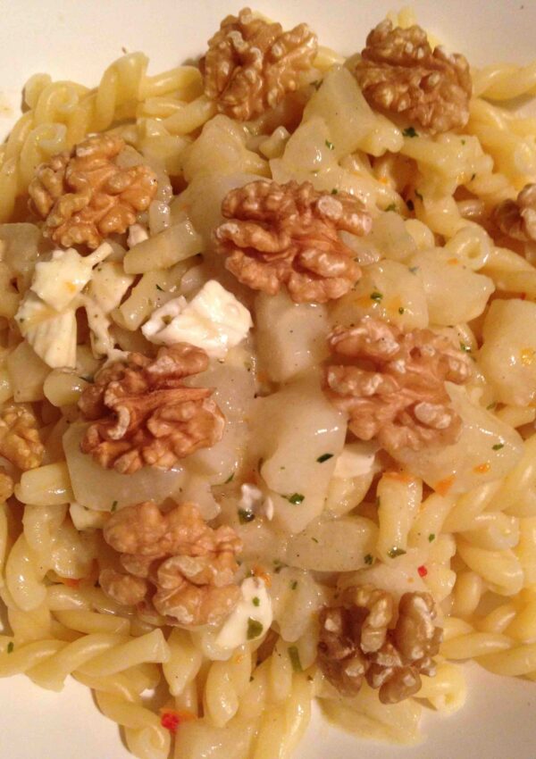 pasta in a pear & gorgonzola sauce with walnuts | pasta in einer birnen-gorgonzola-sauce & walnüssen