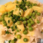 pasta in einer curry-ananas-erbsen-sauce | pasta in a curry-pineapple-peas-sauce