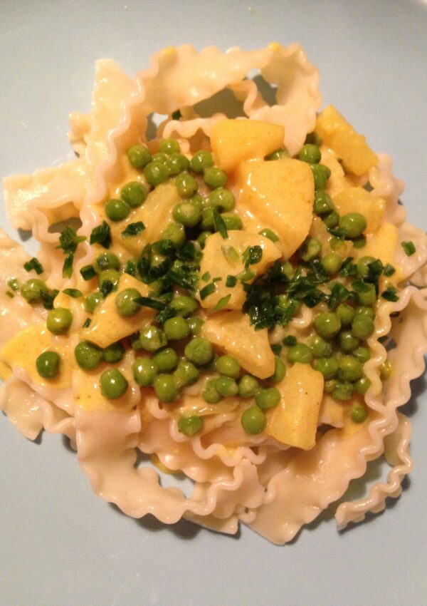 pasta in einer curry-ananas-erbsen-sauce | pasta in a curry-pineapple-peas-sauce