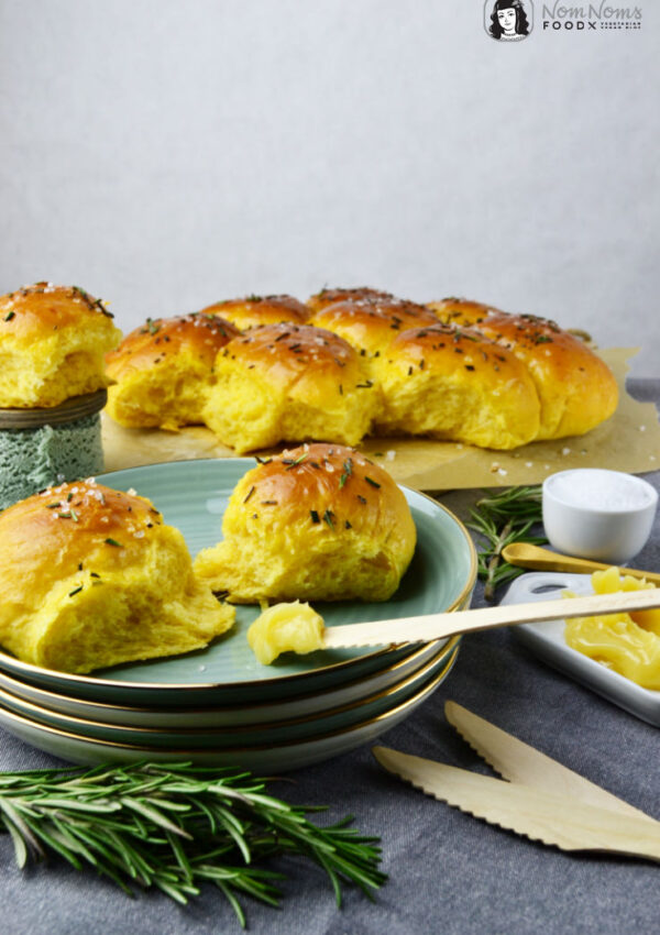 Süßkartoffel Brötchen mit Rosmarin und Meersalz dazu Honig-Butter ❤