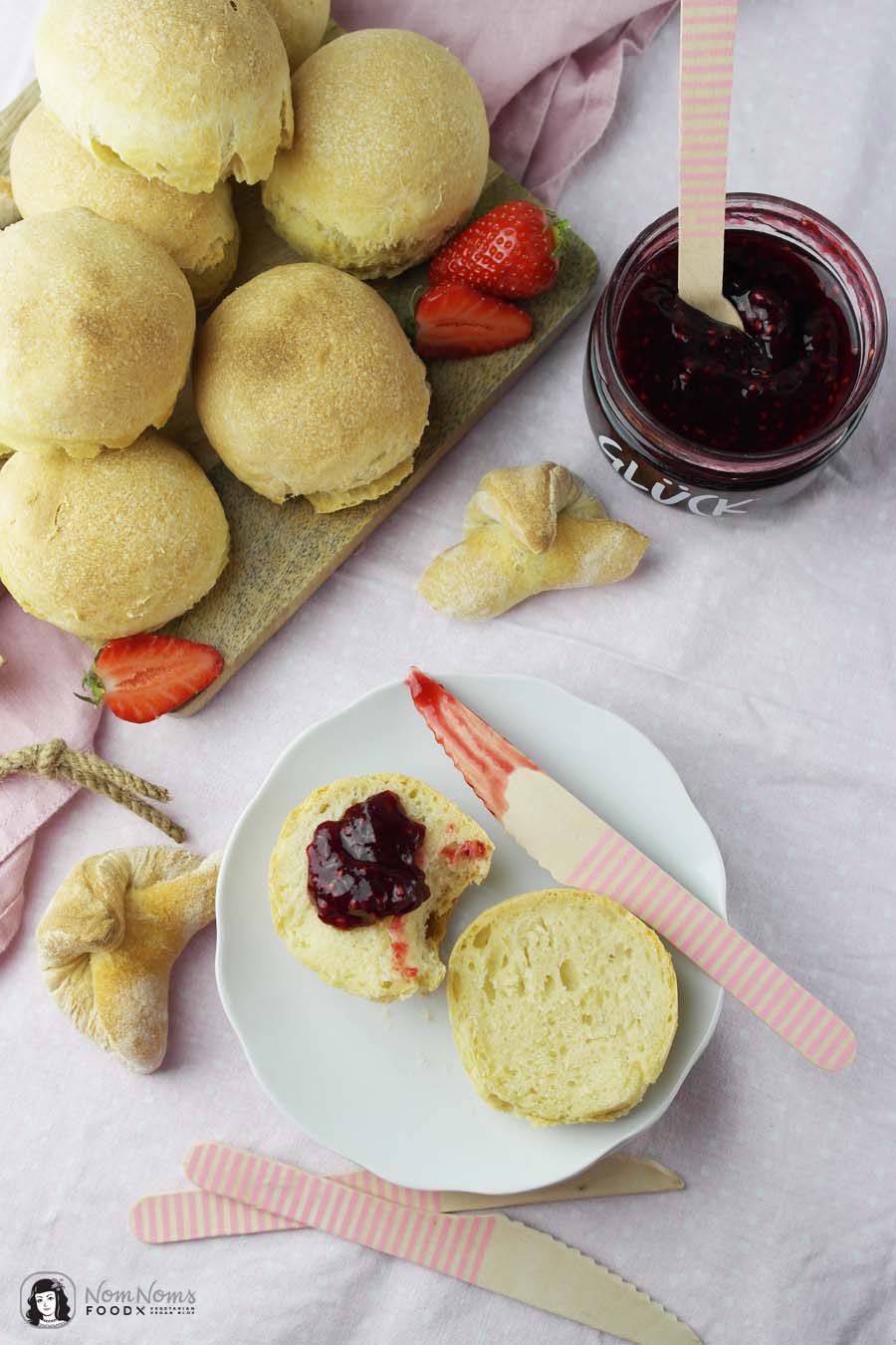 Marmeladen GLÜCK mit veganen Buttermilch-Brötchen