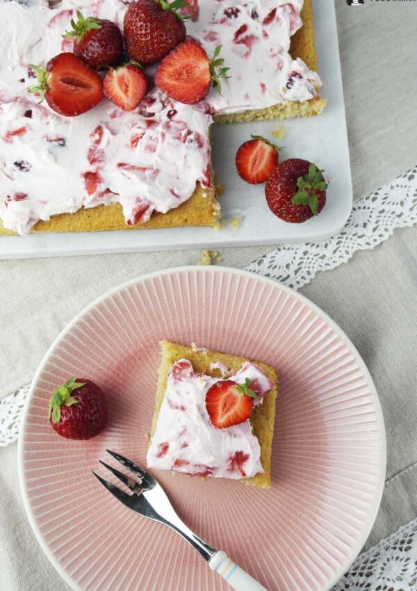 Bananen-Blondies mit Erdbeer-Frischkäse-Creme