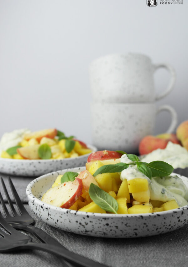 Sommer-Salat: Mango-Pfirsich-Mozzarella-Salat mit Pfeffer und Basilikum-Dressing