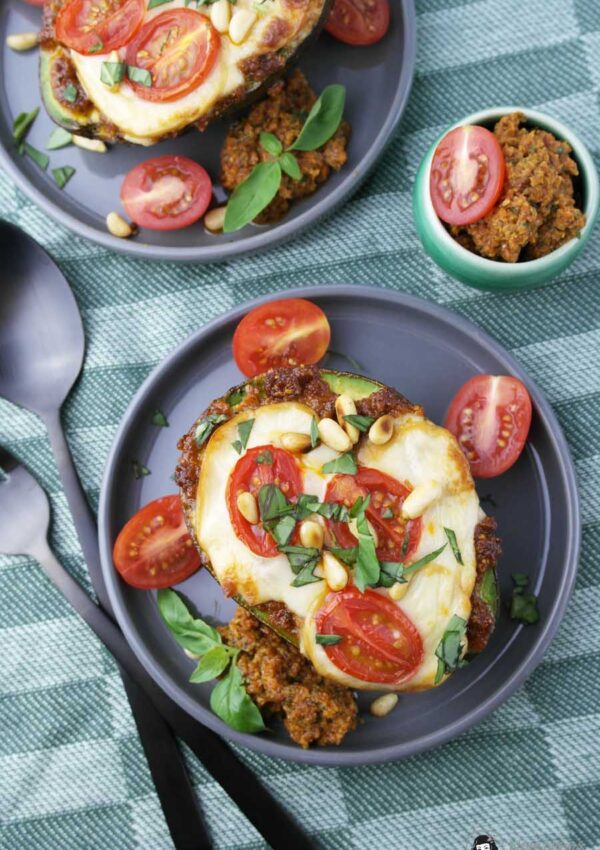 Überbackene Avocado mit rotem Pesto ❤