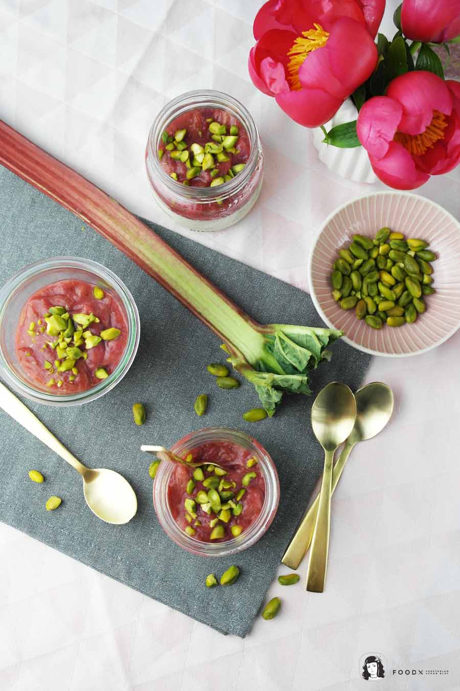 Vegetarisches Buttermilch-Panna-Cotta mit Rhabarber-Kompott und Pistazien