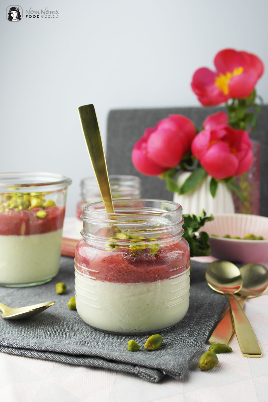 Vegetarisches Buttermilch-Panna-Cotta mit Rhabarber-Kompott und Pistazien