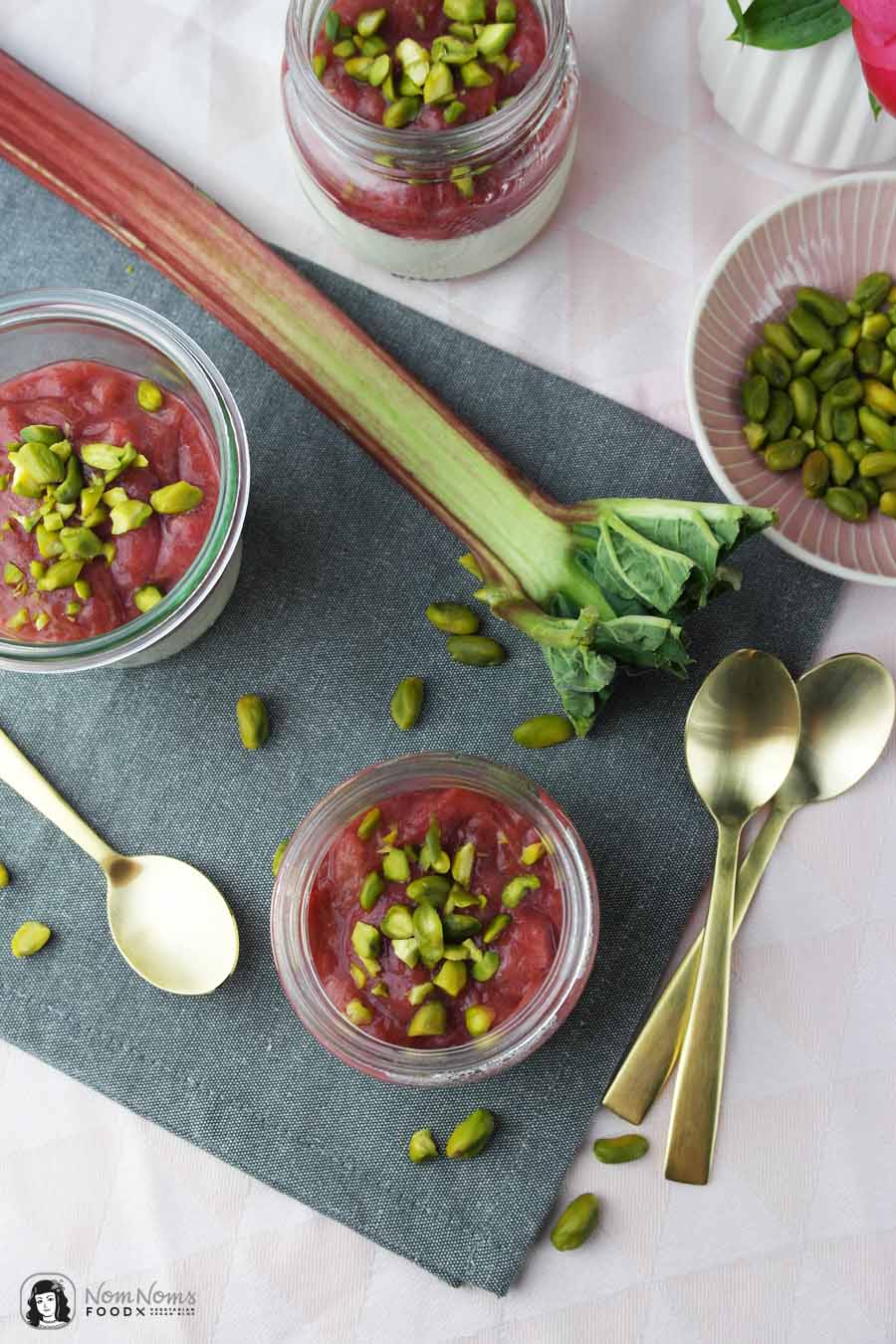 Vegetarisches Buttermilch-Panna-Cotta mit Rhabarber-Kompott und Pistazien