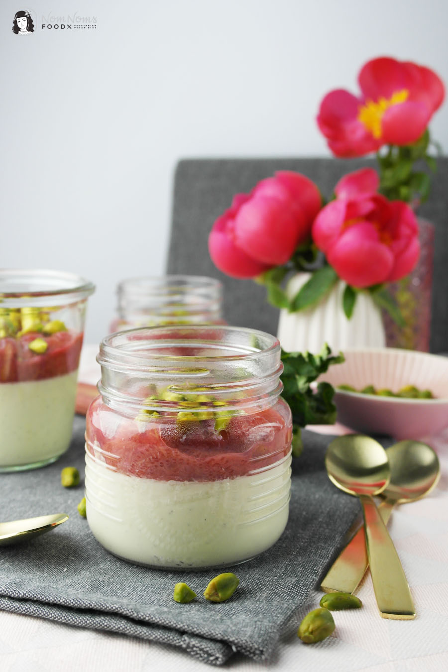 Vegetarisches Buttermilch-Panna-Cotta mit Rhabarber-Kompott und Pistazien