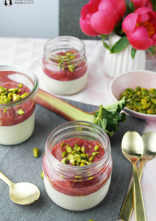 Vegetarisches Buttermilch-Panna-Cotta mit Rhabarber-Kompott und Pistazien
