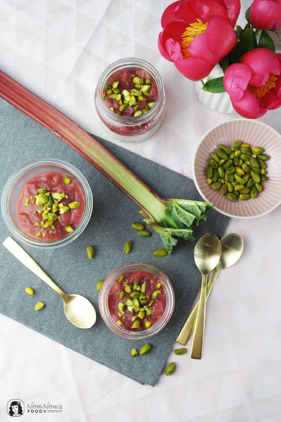 Vegetarisches Buttermilch-Panna-Cotta mit Rhabarber-Kompott und Pistazien