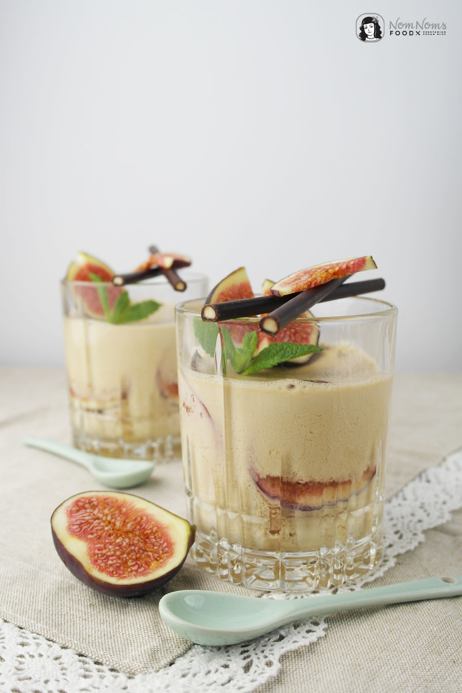Schokoladen-Minze-Tee-Panna-Cotta mit Feigen