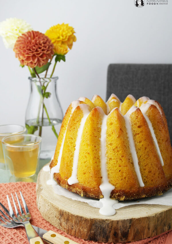 Apfel-Möhren-Mandelkuchen als Gugl mit Teeglasur