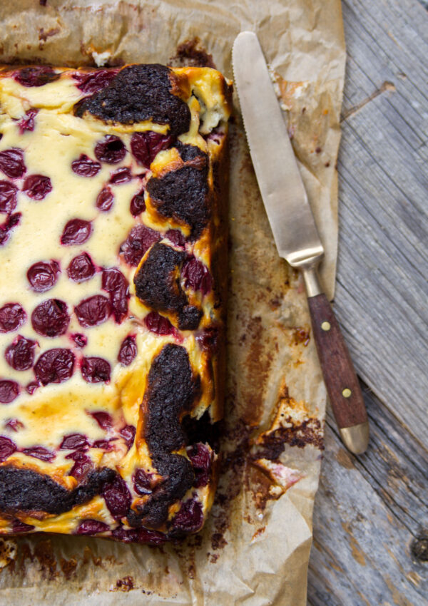 Schokoladen_Brownies_mit_Cheesecake_und_Krischen-11