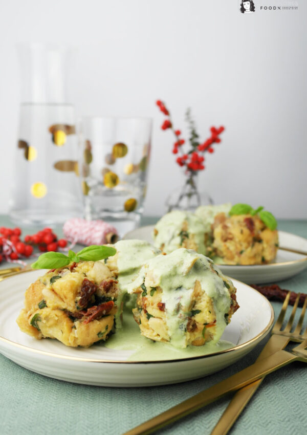 Knödel auf Italienisch: Tomaten-Semmelknödel mit Pinienkernen und Basilikumsoße ❤
