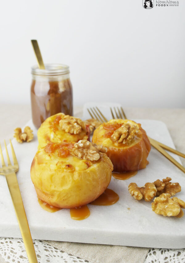 Mit Käsekuchen gefüllter Bratapfel und Karamellsoße