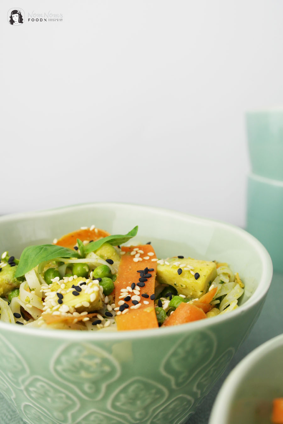Reisnudelsalat mit Sesam-Basilikum-Pesto, Möhren, Erbsen und Avocado
