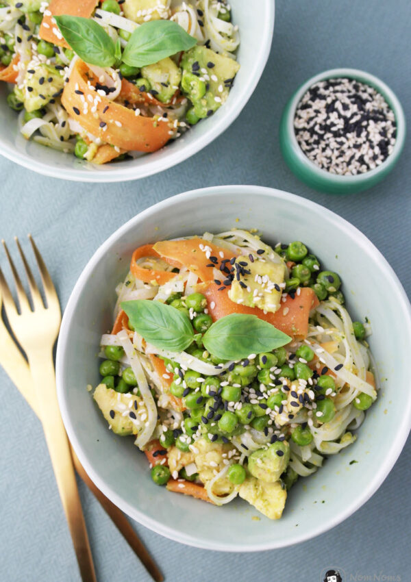 Reisnudelsalat mit Sesam-Basilikum-Pesto, Möhren, Erbsen und Avocado ❤