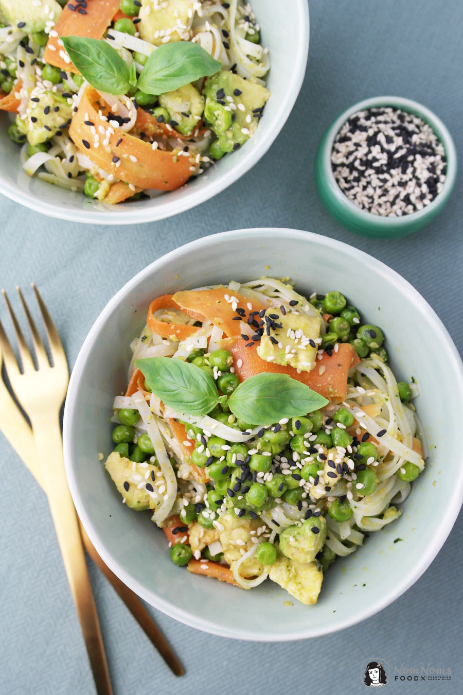 Reisnudelsalat mit Sesam-Basilikum-Pesto, Möhren, Erbsen und Avocado