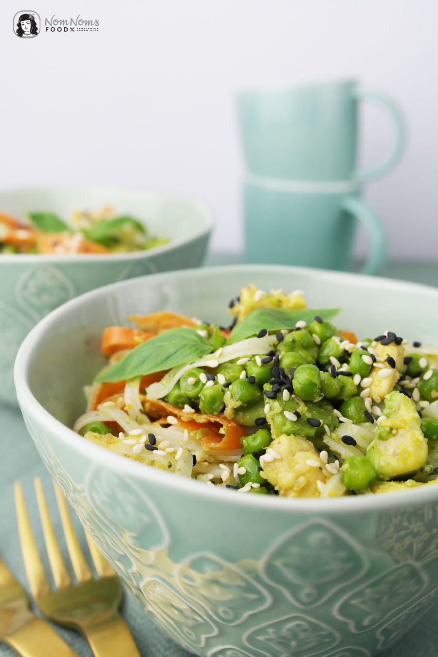 Reisnudelsalat mit Sesam-Basilikum-Pesto, Möhren, Erbsen und Avocado