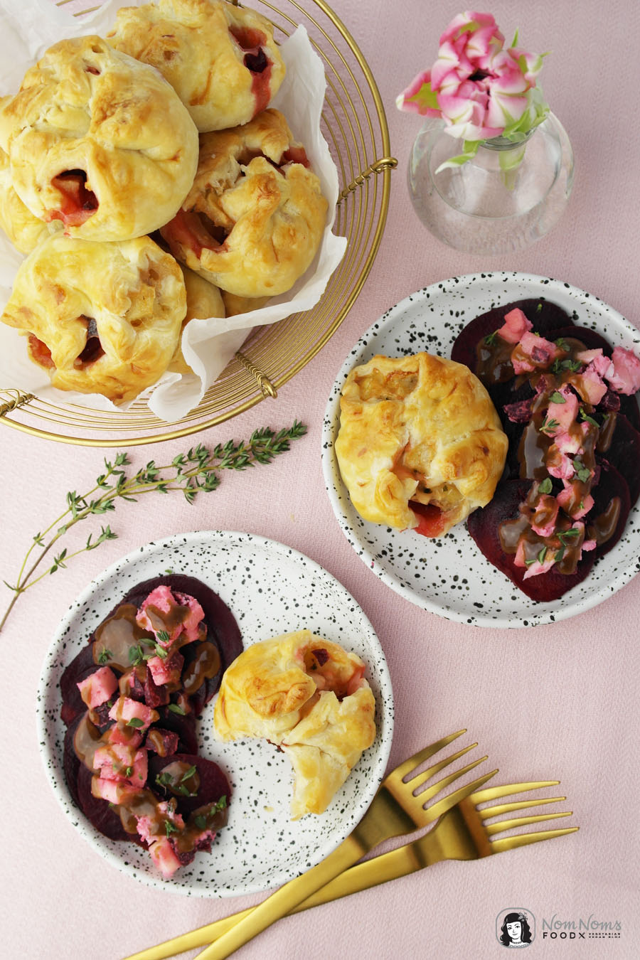 Blätterteig-Taschen mit Ziegenkäse, Rote Bete und Apfel dazu Rote Bete Salat