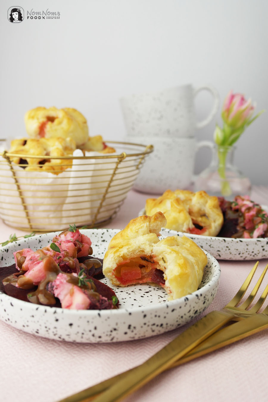 Blätterteig-Taschen mit Ziegenkäse, Rote Bete und Apfel dazu Rote Bete Salat