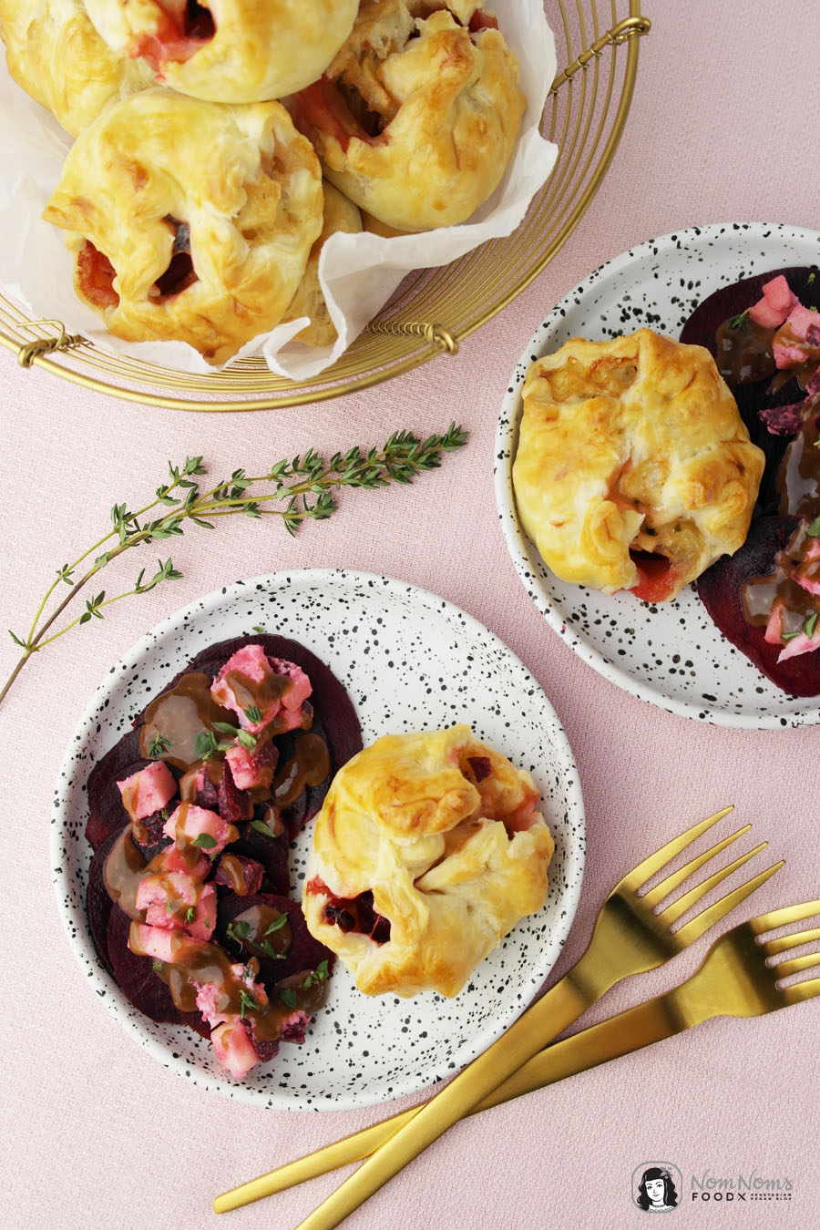 Blätterteig-Taschen mit Ziegenkäse, Rote Bete und Apfel dazu Rote Bete Salat