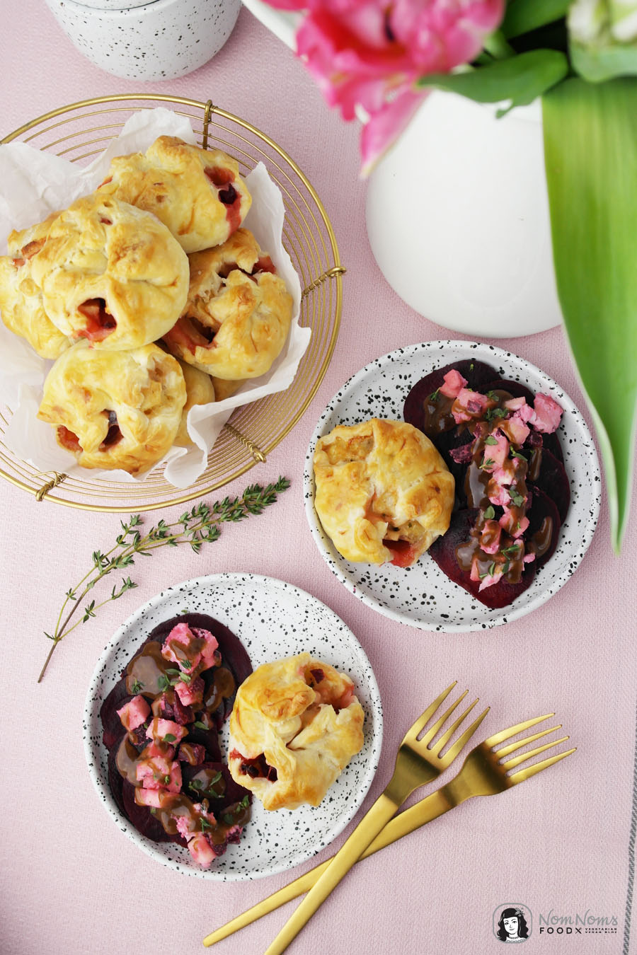 Blätterteig-Taschen mit Ziegenkäse, Rote Bete und Apfel dazu Rote Bete Salat