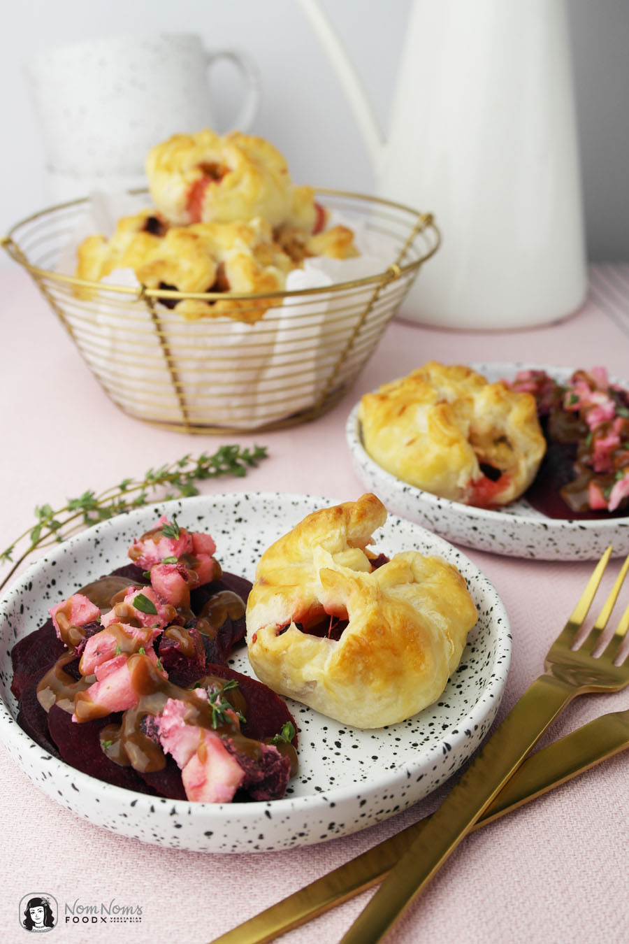 Blätterteig-Taschen mit Ziegenkäse, Rote Bete und Apfel dazu Rote Bete Salat
