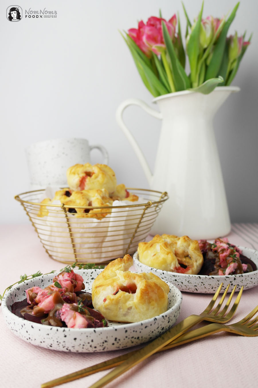 Blätterteig-Taschen mit Ziegenkäse, Rote Bete und Apfel dazu Rote Bete Salat