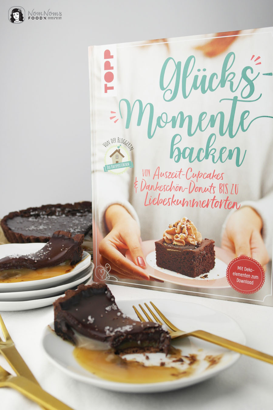 Schokoladen-Tarte mit Salzkaramellkern | Backbuch Tipp: Glücksmomente backen von Das Knusperstübchen