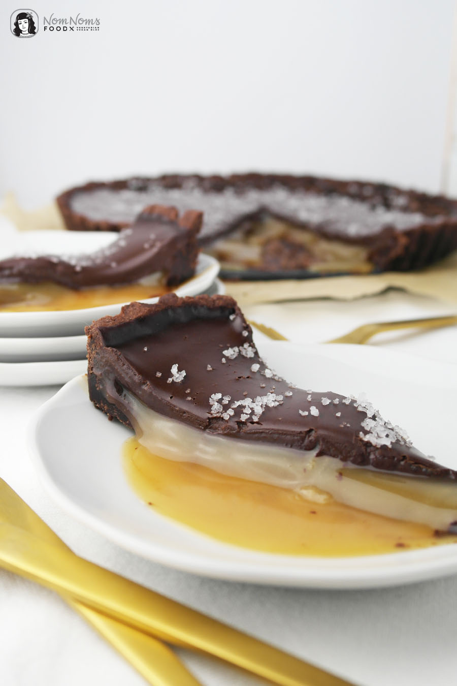 Schokoladen-Tarte mit Salzkaramellkern | Backbuch Tipp: Glücksmomente backen von Das Knusperstübchen