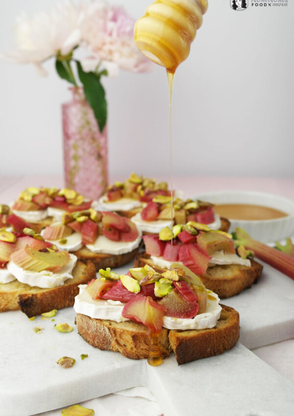 Crostini mit Ofen-Rhabarber, Ziegenkäse, Pistazien & Honig ❤