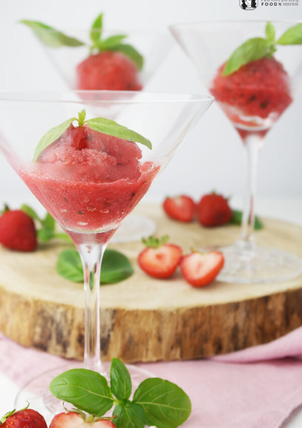 So schmeckt der Sommer: Sekt mit veganem Erdbeer-Basilikum-Sorbet ❤
