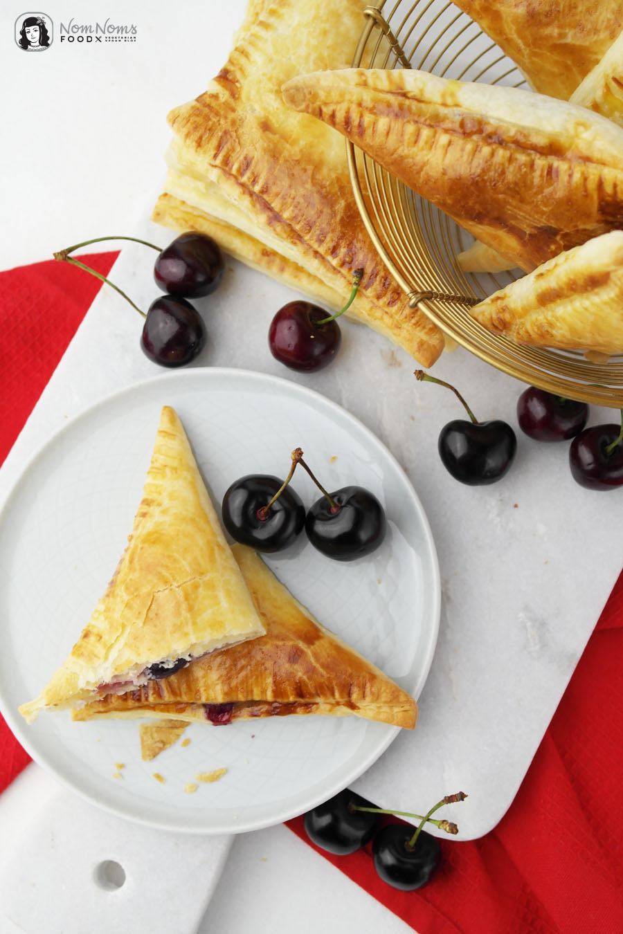 Süße Blätterteigtaschen mit Kirsch-Käsekuchen-Füllung