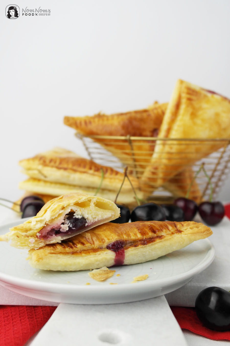 Süße Blätterteigtaschen mit Kirsch-Käsekuchen-Füllung