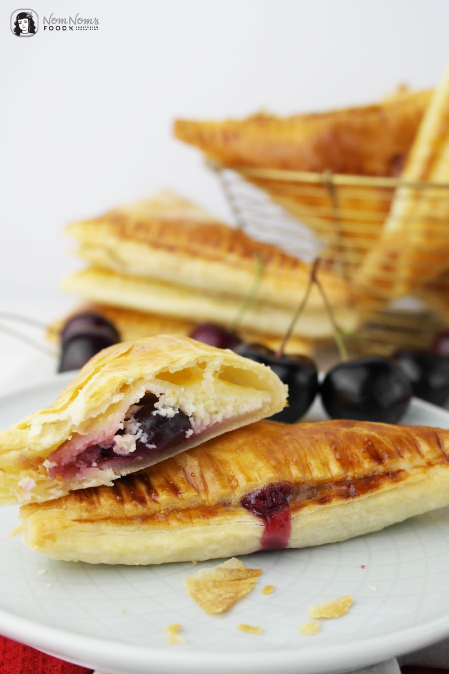 Süße Blätterteigtaschen mit Kirsch-Käsekuchen-Füllung