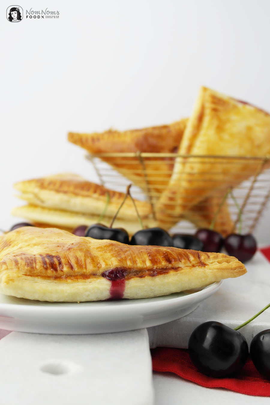 Süße Blätterteigtaschen mit Kirsch-Käsekuchen-Füllung