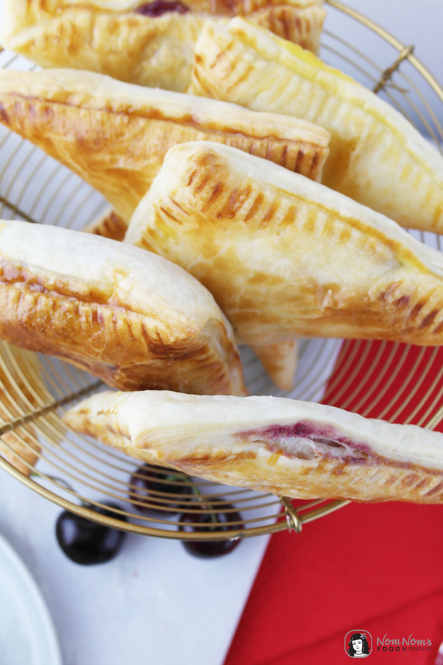 Süße Blätterteigtaschen mit Kirsch-Käsekuchen-Füllung