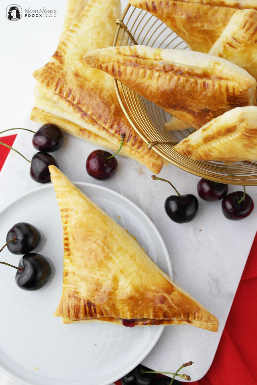 Süße Blätterteigtaschen mit Kirsch-Käsekuchen-Füllung