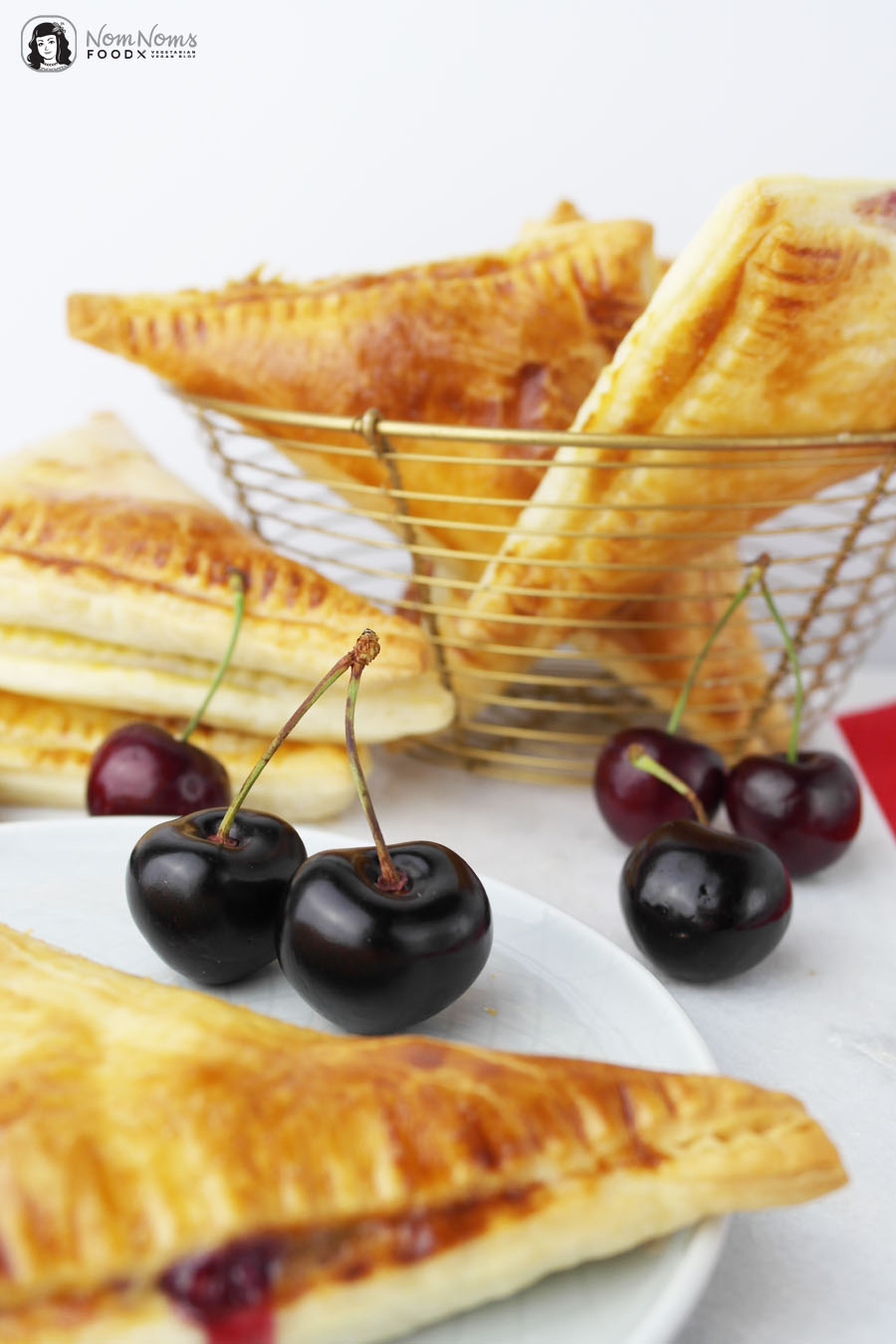 Süße Blätterteigtaschen mit Kirsch-Käsekuchen-Füllung