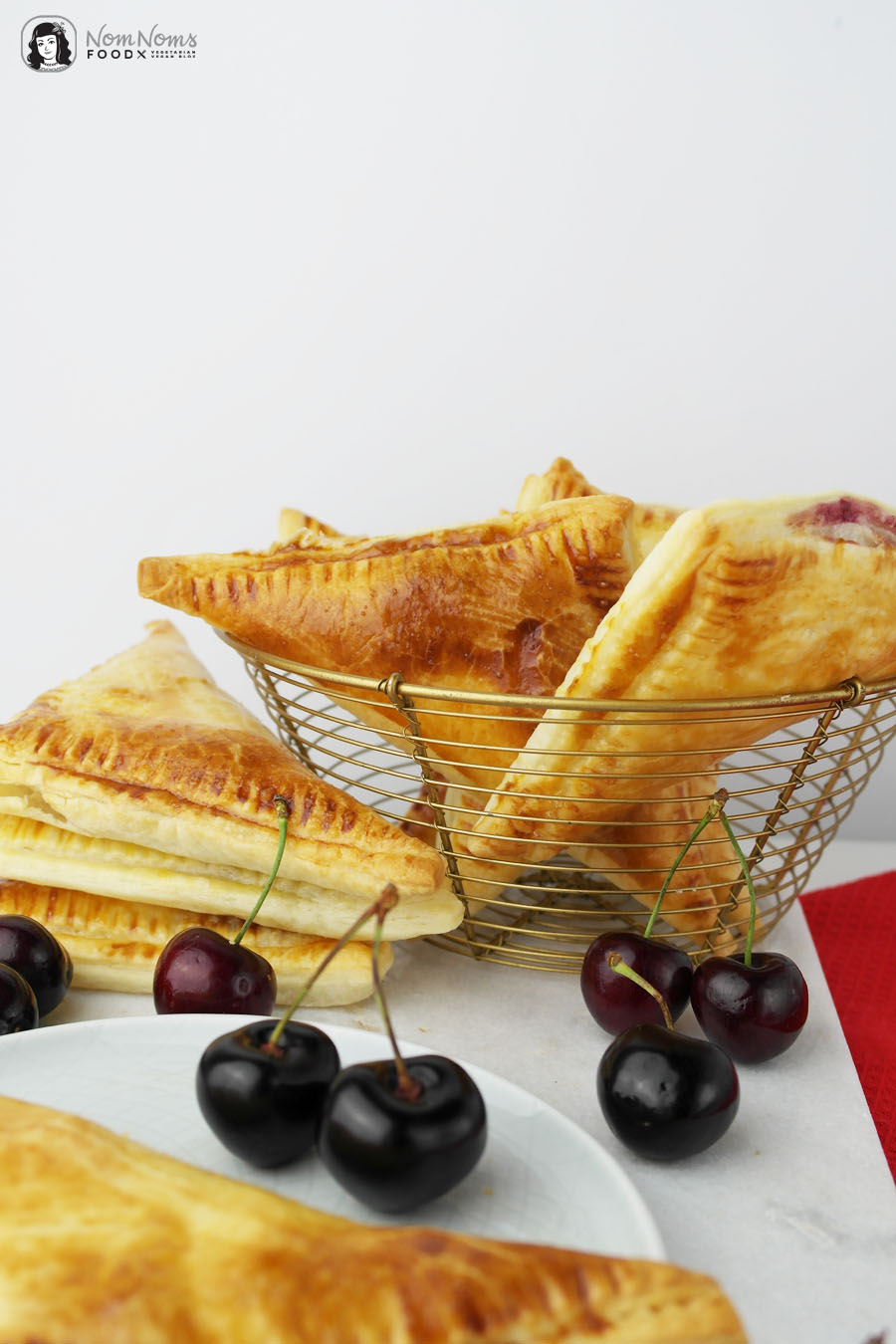 Süße Blätterteigtaschen mit Kirsch-Käsekuchen-Füllung