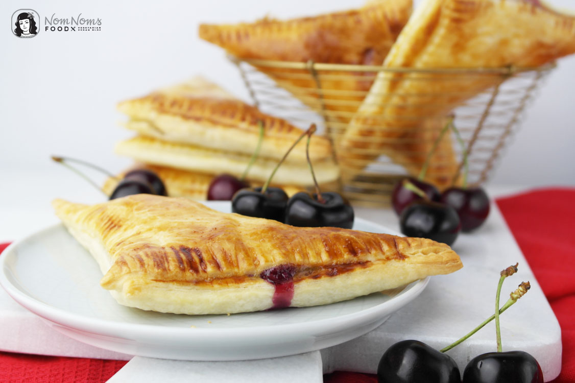 Süße Blätterteigtaschen mit Kirsch-Käsekuchen-Füllung
