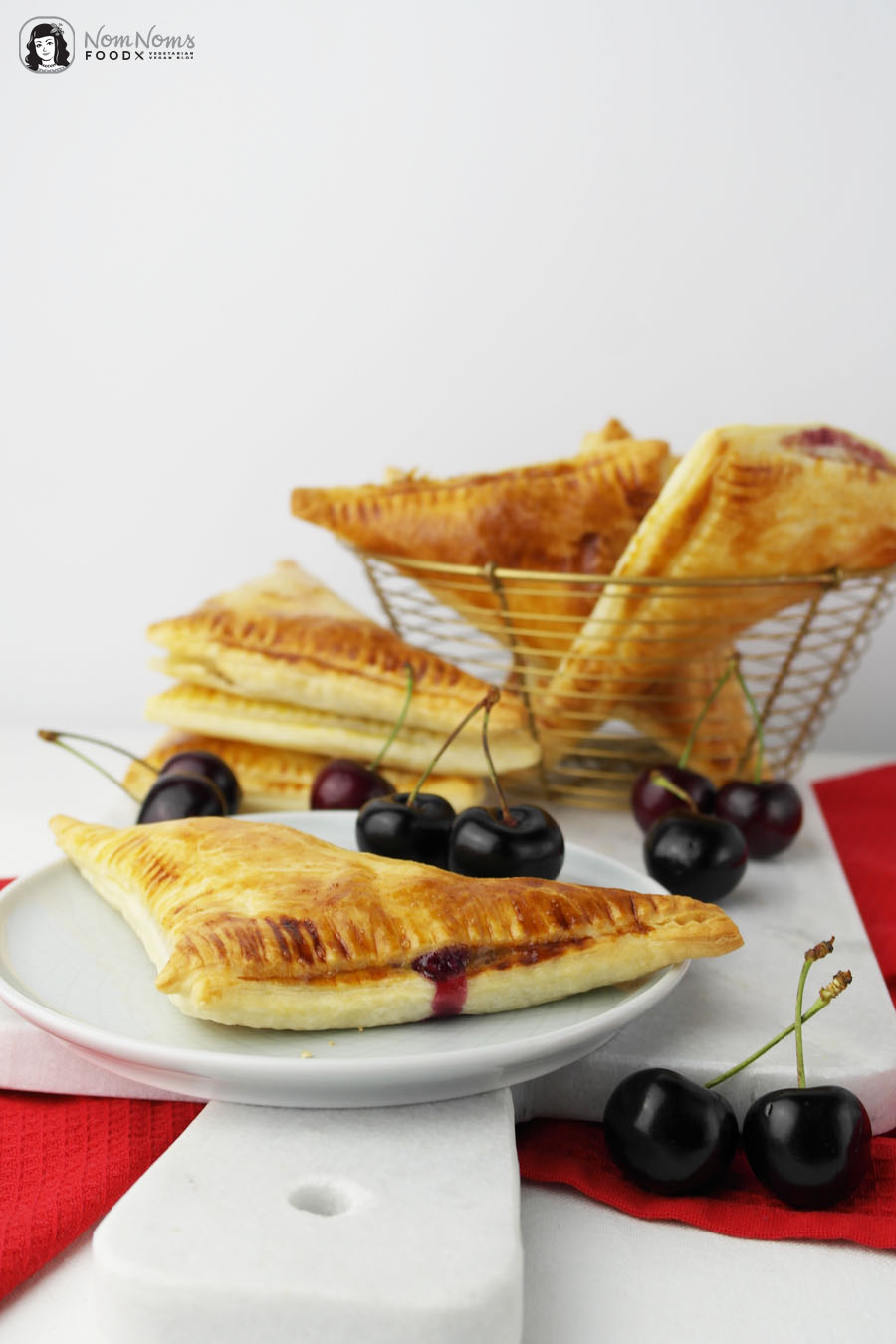 Süße Blätterteigtaschen mit Kirsch-Käsekuchen-Füllung