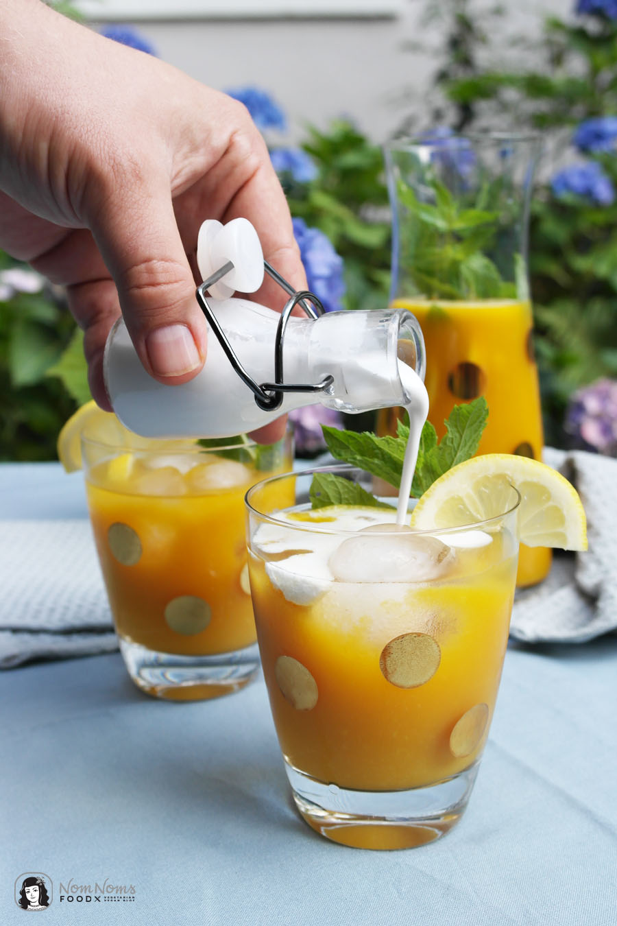 Erfrischender Mango-Eistee mit Kokosmilch vegan