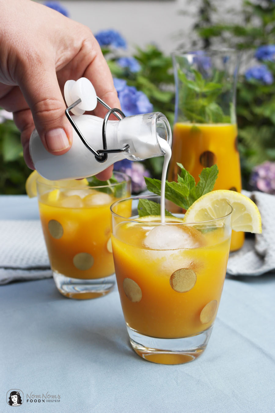 Erfrischender Mango-Eistee mit Kokosmilch vegan