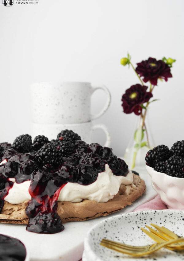 Schokoladen-Pavlova oder Schokoladen-Baisertorte mit Brombeer-Balsamico-Kompott ❤