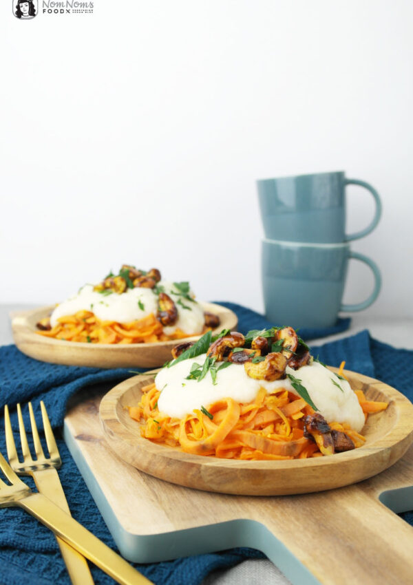 Süßkartoffel-Spaghetti mit Blumenkohl-Käse-Sauce und karamellisierten Curry-Cashews ❤