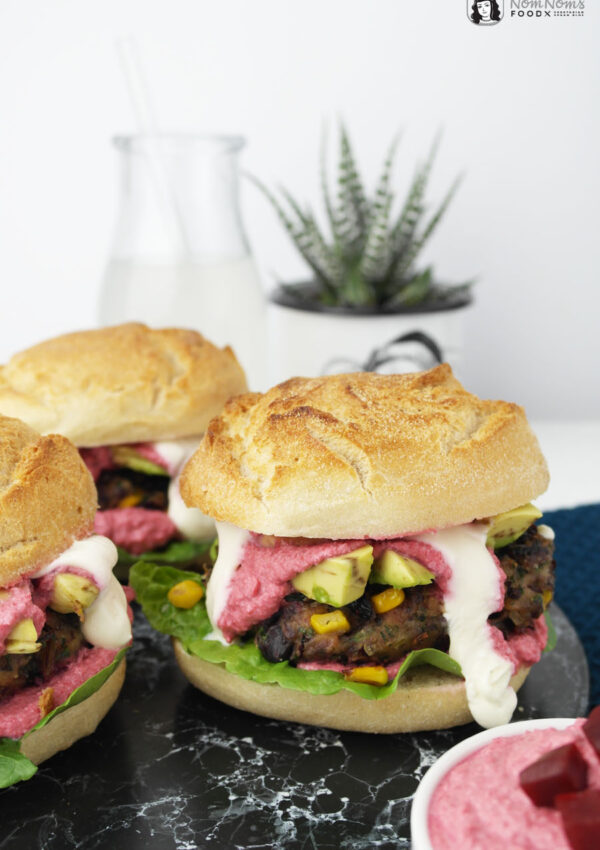 Vegetarischer Burger mit Mais-Bohnen-Patty und Rote-Bete-Feta-Soße ❤
